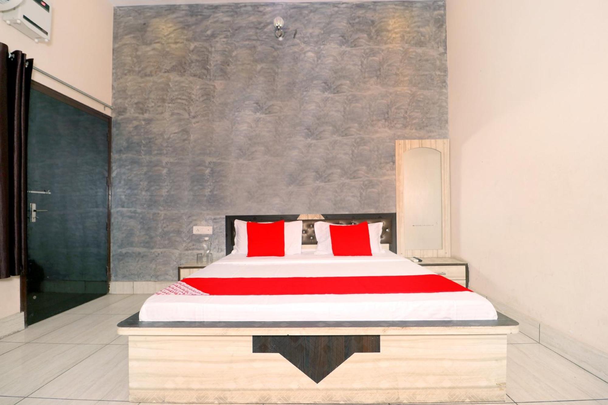 Hotel O Pushp Vatika Bhiwani Exteriör bild